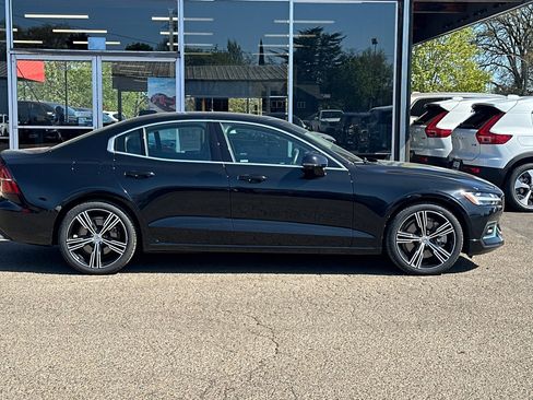Used 2021 Volvo S60 T6 Inscription w/ Climate Package image 2