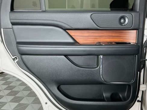 Used 2019 Lincoln Navigator Reserve AWD/4WD image 16