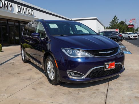Used 2018 Chrysler Pacifica Touring-L FWD image 2