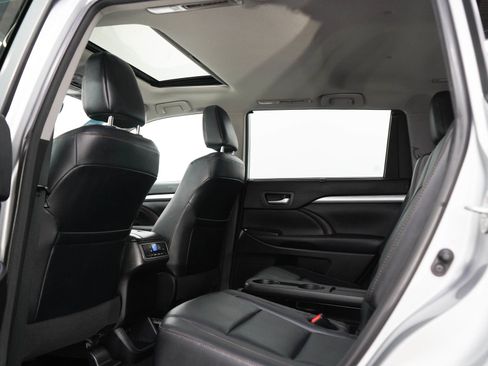 Used 2018 Toyota Highlander XLE AWD/4WD image 19