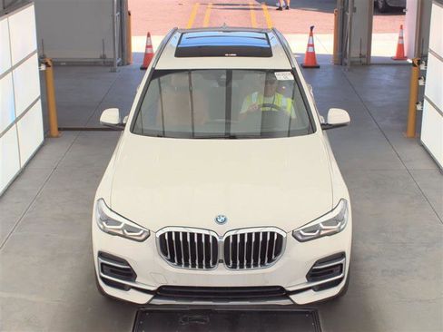 Used 2022 BMW X5 xDrive45e w/ Climate Comfort Package AWD/4WD image 2