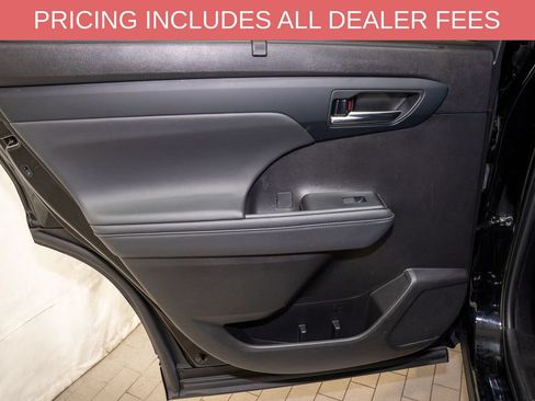 Used 2022 Toyota Highlander XLE AWD/4WD image 12