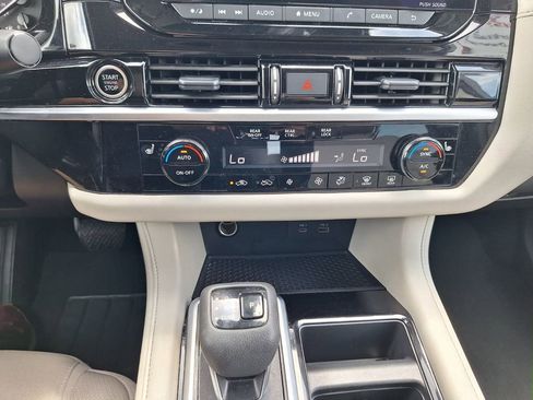 Used 2024 Nissan Pathfinder SV FWD image 19