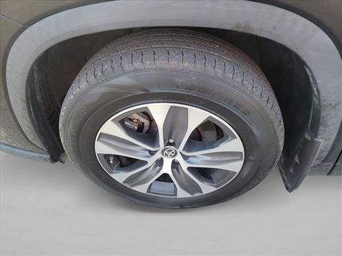 Used 2023 Toyota Highlander XLE image 8