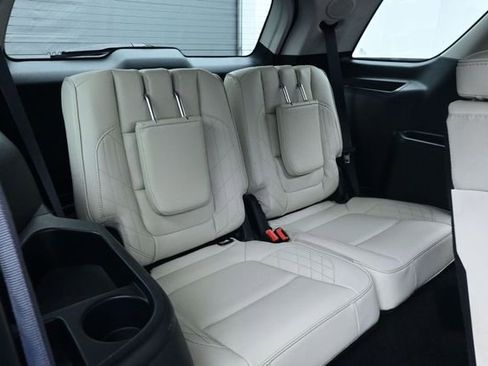 Used 2018 Ford Explorer Platinum AWD/4WD image 16