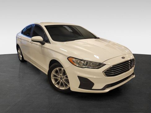 Used 2020 Ford Fusion SE image 3