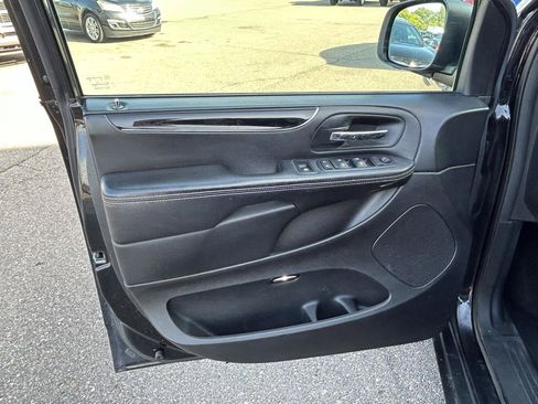 Used 2014 Chrysler Town & Country S FWD image 16