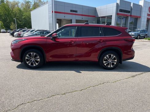 Used 2022 Toyota Highlander XLE AWD/4WD image 3