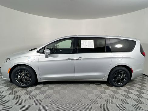 Used 2022 Chrysler Pacifica Limited w/ Uconnect Theater Family Group FWD image 6