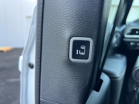 Used 2024 Chrysler Pacifica Limited image 33