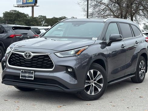 Used 2023 Toyota Highlander XLE image 48