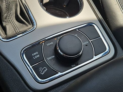 Used 2018 Jeep Grand Cherokee Limited AWD/4WD image 25