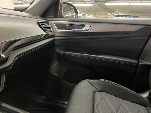 Certified 2025 Volkswagen Atlas Cross Sport SE w/ Panoramic Sunroof Package image 32