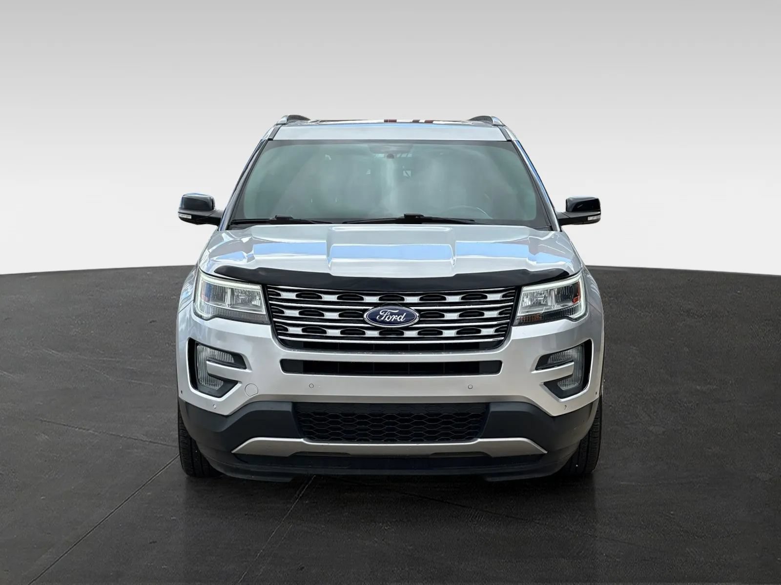 Used 2017 Ford Explorer XLT w/ Equipment Group 202A AWD/4WD image 2