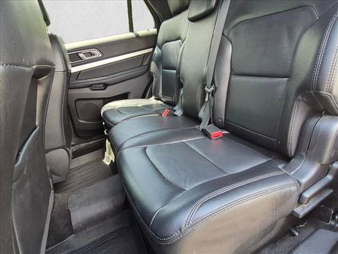 Used 2017 Ford Explorer XLT w/ Equipment Group 202A FWD image 17