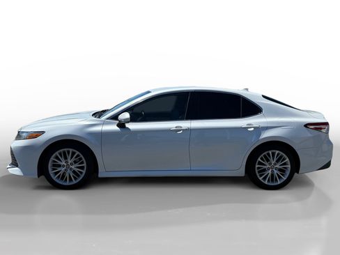 Used 2020 Toyota Camry XLE FWD image 2