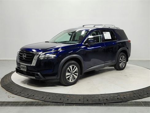 Used 2023 Nissan Pathfinder SL image 3