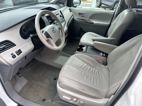 Used 2014 Toyota Sienna XLE image 14