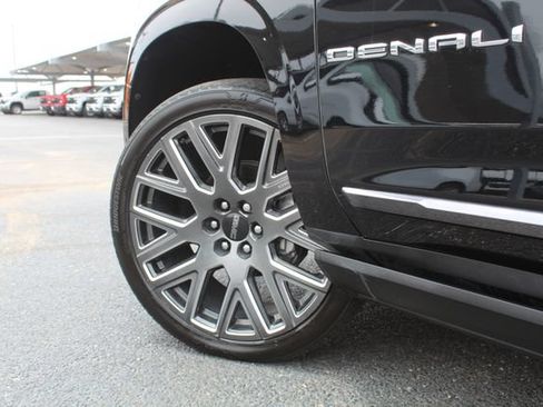Used 2025 GMC Yukon Denali Ultimate w/ LPO, Floor Liner Package AWD/4WD image 13