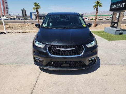 Used 2023 Chrysler Pacifica Touring-L image 9