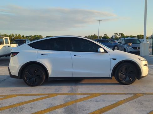 Used 2026 Tesla Model Y Long Range AWD/4WD image 3