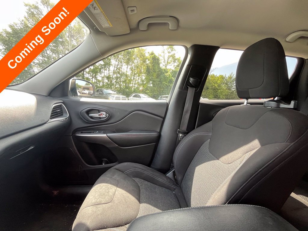 Used 2019 Jeep Cherokee Latitude w/ Popular Appearance Group AWD/4WD image 28