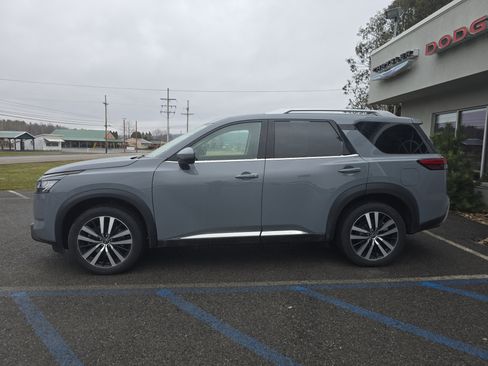 Used 2023 Nissan Pathfinder Platinum image 7