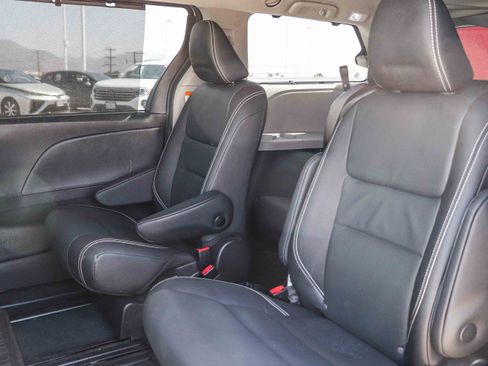 Used 2020 Toyota Sienna SE w/ Nightshade Edition FWD image 17