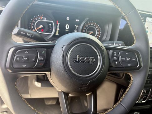Used 2024 Jeep Gladiator Sport AWD/4WD image 17
