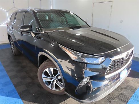 Used 2023 Toyota Highlander XLE FWD image 5