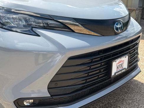 Used 2024 Toyota Sienna XLE Woodland Edition image 2