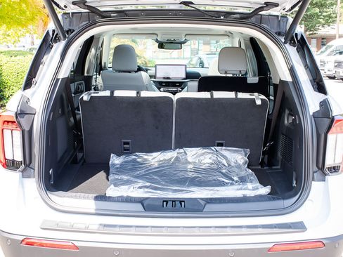 Used 2026 Ford Explorer Platinum w/ LUX Leather Package AWD/4WD image 24