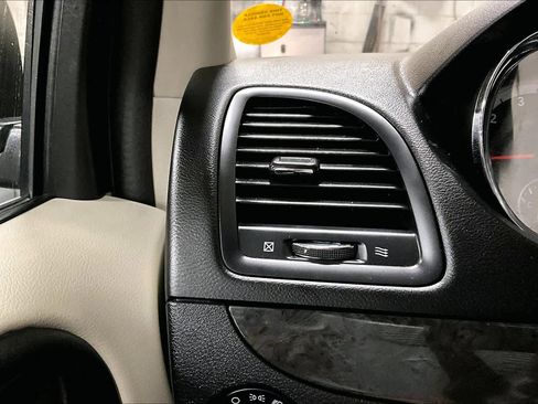 Used 2019 Dodge Grand Caravan SE w/ UConnect Hands-Free Group image 33