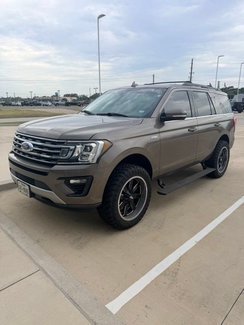 Used 2018 Ford Expedition XLT w/ Equipment Group 202A AWD/4WD image 2