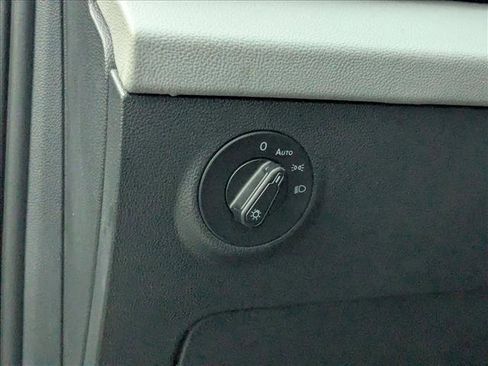 Used 2022 Volkswagen Taos SE image 11