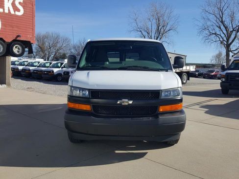 Used 2018 Chevrolet Express 3500 w/ Driver Convenience Package image 4