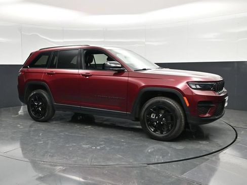 Used 2025 Jeep Grand Cherokee Altitude AWD/4WD image 5