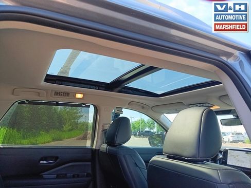 Used 2023 Nissan Pathfinder Platinum AWD/4WD image 2