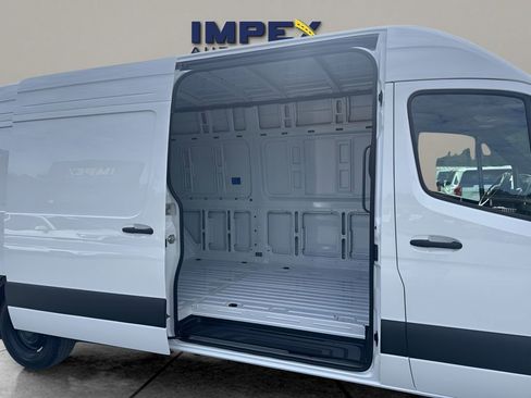 Used 2025 Mercedes-Benz Sprinter 2500 image 22