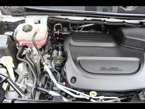 Used 2023 Chrysler Pacifica Touring-L FWD image 39