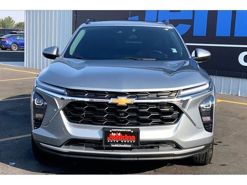 Used 2024 Chevrolet Trax LT w/ Sunroof Package FWD image 3