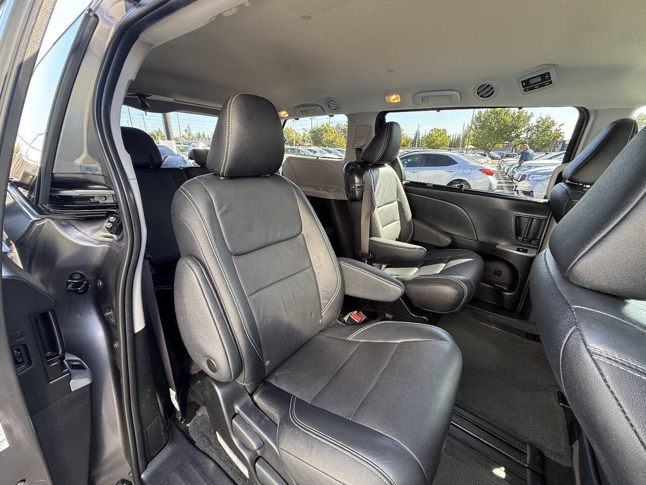 Used 2018 Toyota Sienna SE FWD image 18