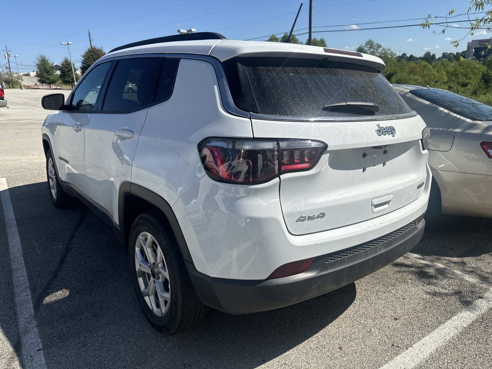 Used 2025 Jeep Compass Latitude AWD/4WD image 3