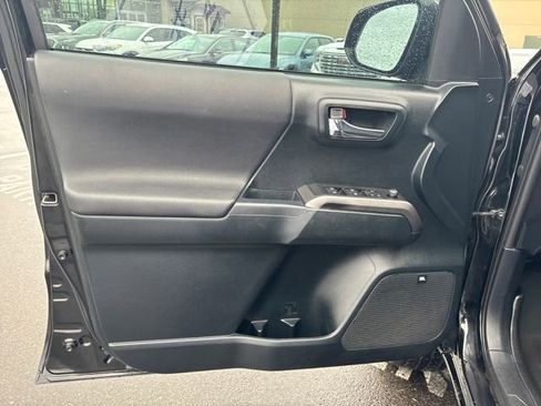 Used 2017 Toyota Tacoma TRD Off-Road image 10