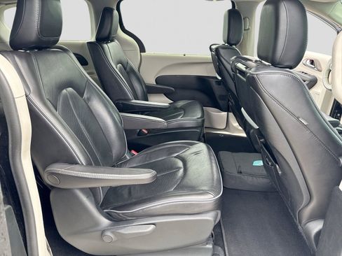 Used 2018 Chrysler Pacifica Limited w/ Advanced Safetytec Group FWD image 25