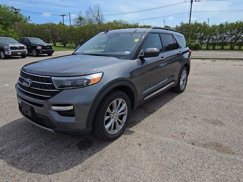 Used 2023 Ford Explorer XLT w/ Equipment Group 202A image 4