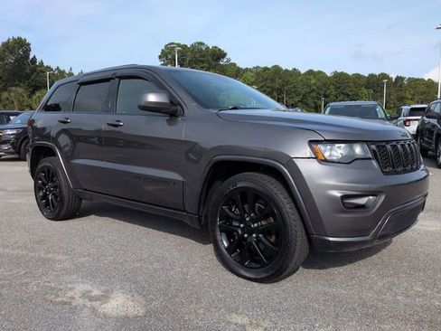 Used 2017 Jeep Grand Cherokee Altitude AWD/4WD image 2