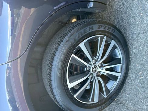 Used 2023 Toyota Venza LE AWD/4WD image 5