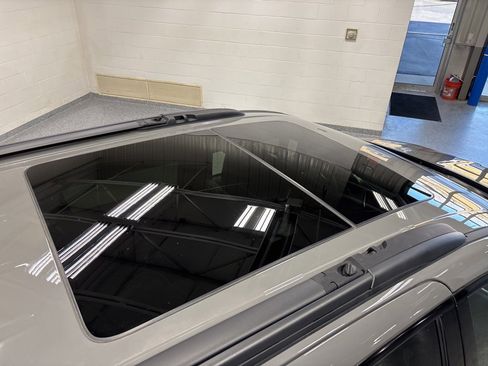 Used 2025 Chrysler Pacifica Limited image 9