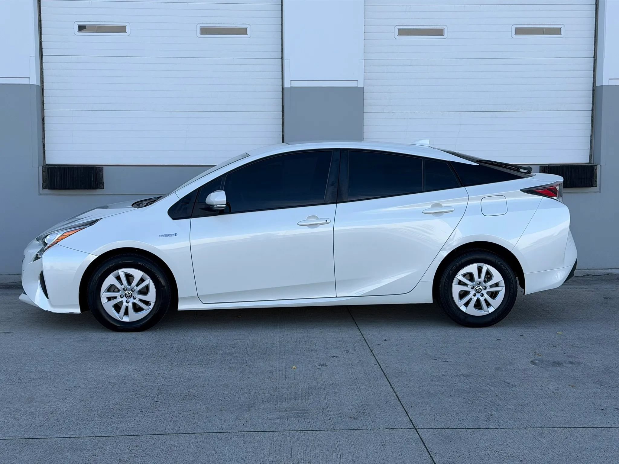 Used 2016 Toyota Prius Two w/ Preferred Accessory Package FWD image 2
